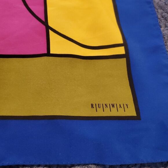 Runaway scarf  - Picture 2 of 7